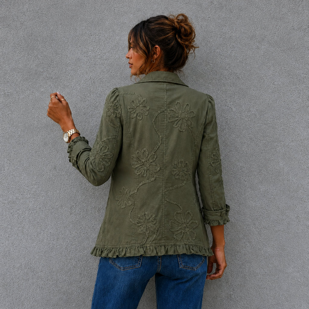 Veste bohème à broderie florale et volants.