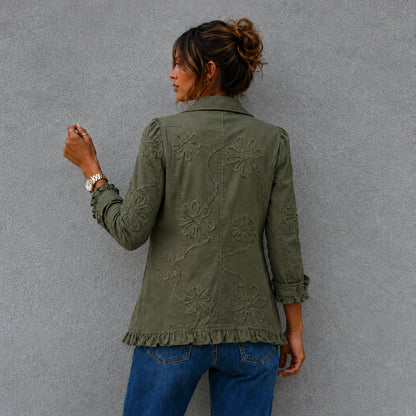 Veste bohème à broderie florale et volants.