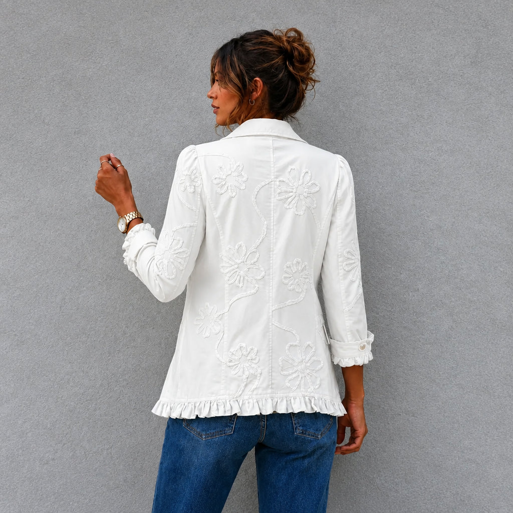 Veste bohème à broderie florale et volants.