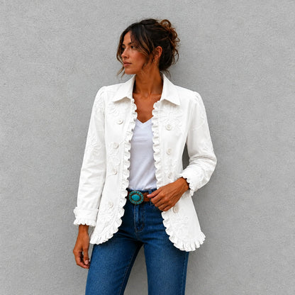 Veste bohème à broderie florale et volants.